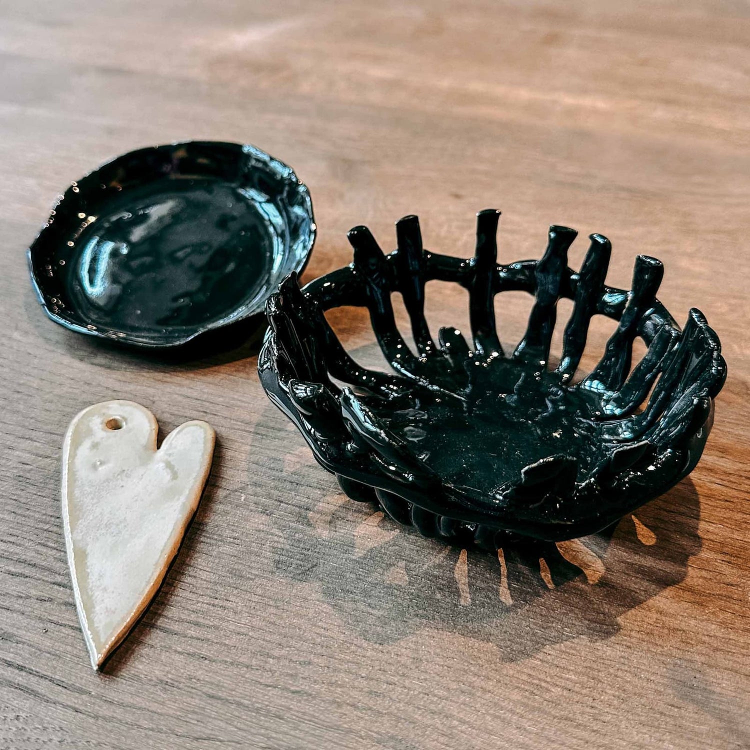 Drei Keramikobjekte in dunklen Farbtönen aus dem Töpferkurs von GRIMMS GARTEN, kreativer Keramik Workshop und DIY Kurs in Berlin
