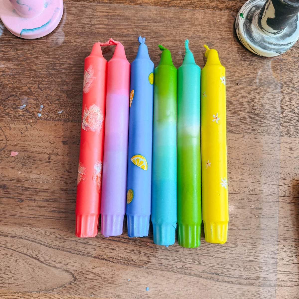 Bunte Dip Dye Kerzen auf einem Tisch beim kreativen Kerzen Workshop und Team Event von GRIMMS GARTEN in Berlin