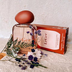 Parfum Flakon mit Trockenblumen dekoriert, dahinter Geschenkbox im DIY Workshop von GRIMMS GARTEN Berlin