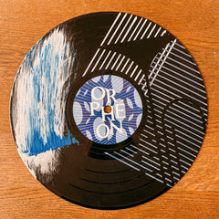 Schallplatte mit weiß-blauer Farbgestaltung im Wellenmuster mit Schaumoptik beim Vinylplatten bemalen Workshop von GRIMMS GARTEN, Kreativkurs in Berlin
