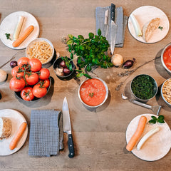 Verschiedene Zutaten übersichtlich auf dem Tisch angerichtet beim Batch Cooking Workshop von GRIMMS GARTEN, Meal Prep Kochkurs in Berlin
