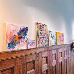 Fünf fertig bemalte Leinwände als abstrakte Kunstwerke beim kreativen Acryl Workshop von GRIMMS GARTEN Berlin