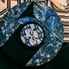 Schallplatte mit blau-weißem und hellblauem Muster beim Vinylplatten bemalen Workshop von GRIMMS GARTEN, kreativer DIY Kurs in Berlin
