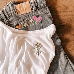 Weißes Top und graue Jeans mit gestickten Blumen – kleidung besticken, upcycling fashion, nachhaltige mode, diy stickerei.