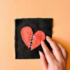 Herz-Patch mit weißen Linien in der Mitte auf schwarzem Stoff beim Patches nähen Workshop von GRIMMS GARTEN, DIY Nähkurs in Berlin