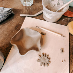 Ausgeschnittener und geformter Ton mit Blumenmotiv beim Töpferkurs von GRIMMS GARTEN, kreativer Keramik Workshop und DIY Kurs in Berlin