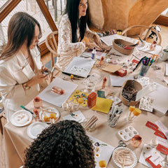 Tisch mit Trockenblumen, Aquarellfarben und Materialien für kreativen Workshop von GRIMMS GARTEN in Berlin
