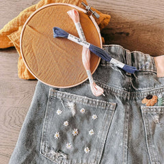 Stickrahmen mit orangenem Shirt und Jeans mit Blumen – kleidung besticken, embroidery diy, nachhaltige fashion.