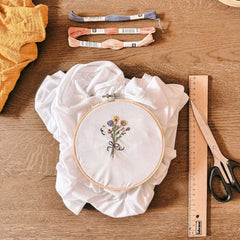 Weißes T-Shirt im Stickrahmen mit Blume, Schere und Garn – sticken workshop, kleidung verzieren, diy mode, embroidery berlin.