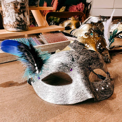 Silberne DIY Maske mit bunten Federn als Dekor beim kreativen Masken Workshop von GRIMMS GARTEN, Teamevent in Berlin