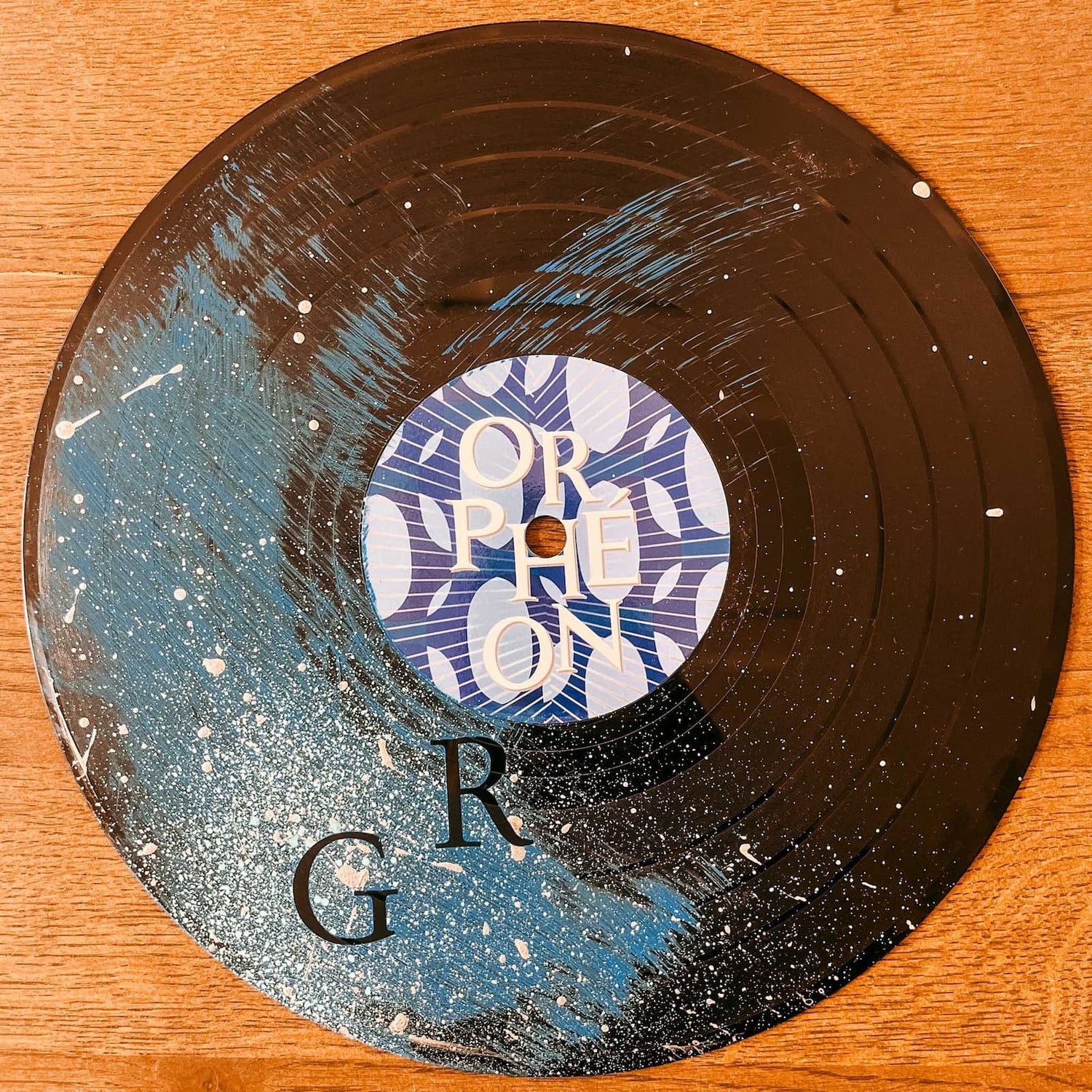 Schallplatte mit blauer und weißer Farbgestaltung beim Vinylplatten bemalen Workshop von GRIMMS GARTEN, DIY Kreativkurs in Berlin