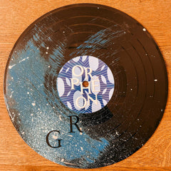 Schallplatte mit blauer und weißer Farbgestaltung beim Vinylplatten bemalen Workshop von GRIMMS GARTEN, DIY Kreativkurs in Berlin