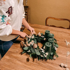 Weihnachtsdekoration Trend 2022 Weihnachtskranz Adventskranz Dekoration selber machen DIY Weihnachtsgesteck modern 