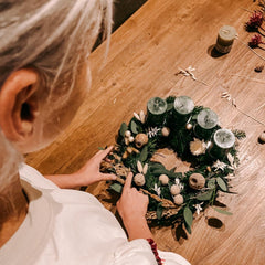 Weihnachtsdekoration Trend 2022 Weihnachtskranz Adventskranz Dekoration selber machen DIY Weihnachtsgesteck modern 