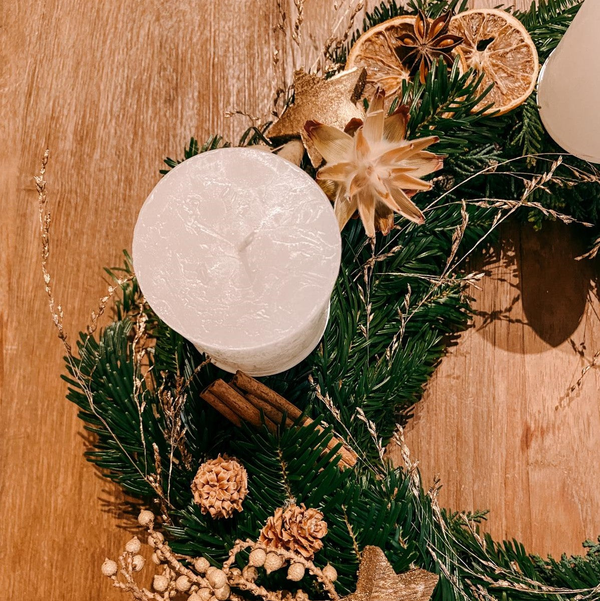 Weihnachtsdekoration Trend 2022 Weihnachtskranz Adventskranz Dekoration selber machen DIY Weihnachtsgesteck modern 