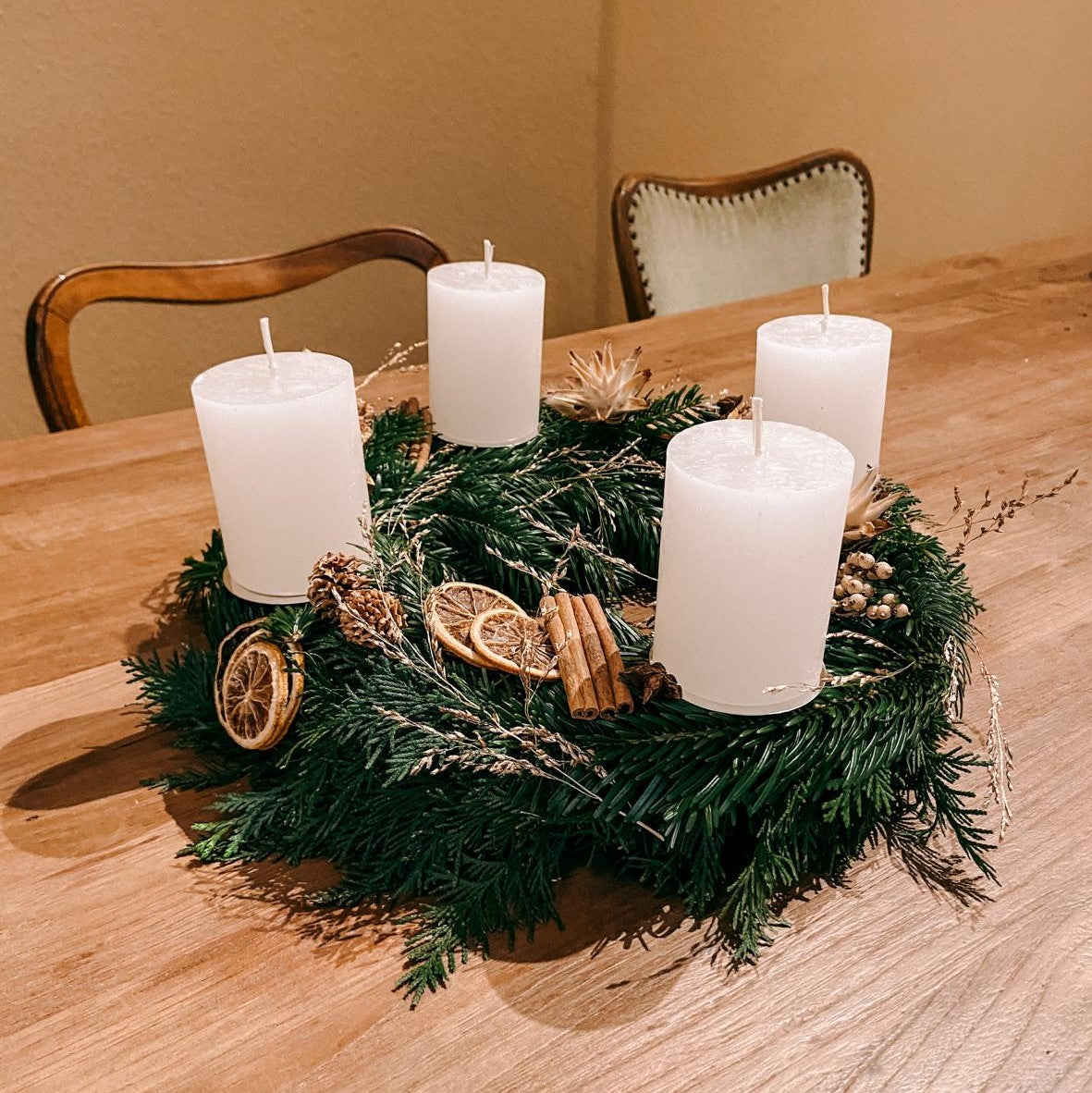 Weihnachtsdekoration Trend 2022 Weihnachtskranz Adventskranz Dekoration selber machen DIY Weihnachtsgesteck modern 