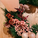 Weihnachtsdekoration Trend 2022 Weihnachtskranz Adventskranz Dekoration selber machen DIY Weihnachtsgesteck modern 