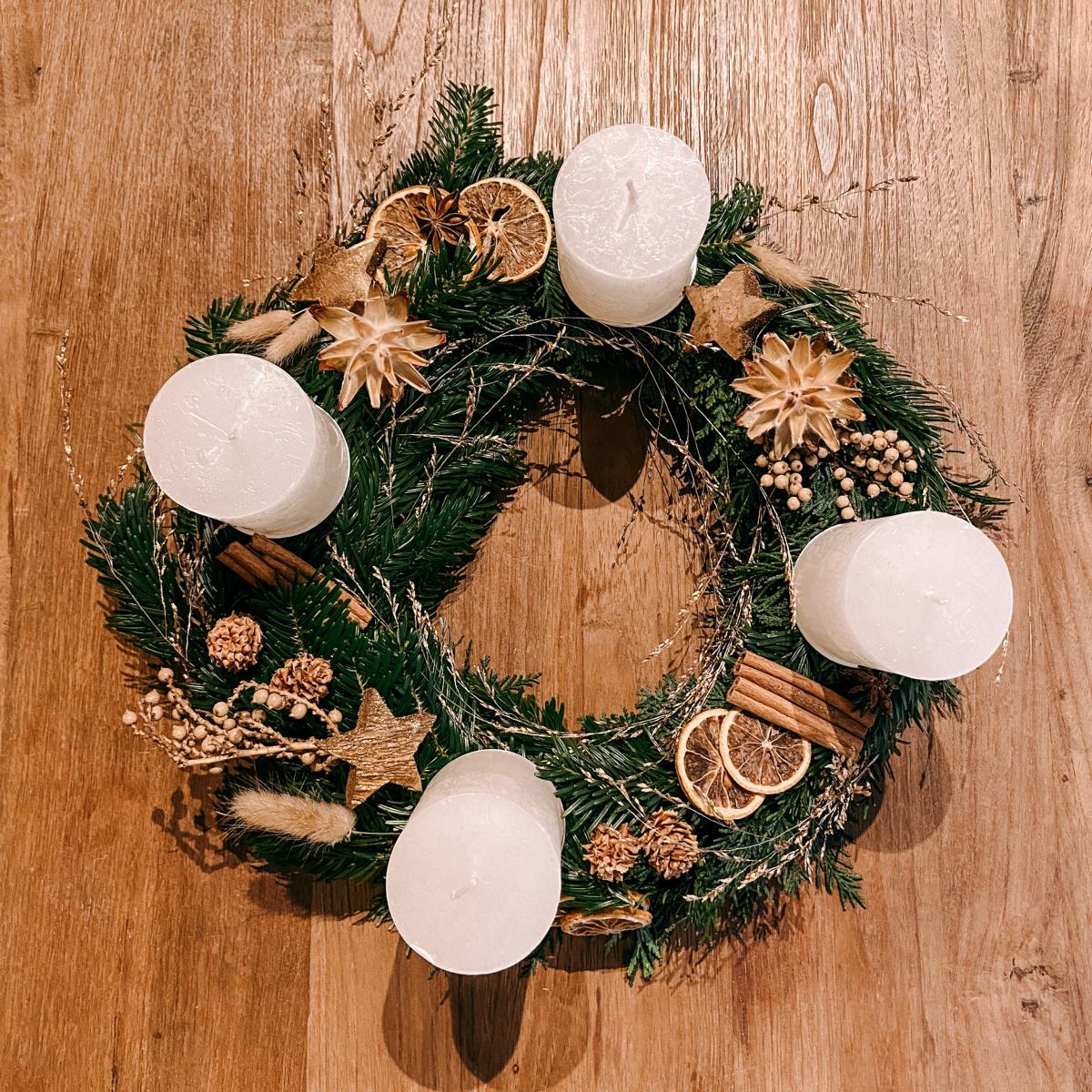 Weihnachtsdekoration Trend 2022 Weihnachtskranz Adventskranz Dekoration selber machen DIY Weihnachtsgesteck modern 
