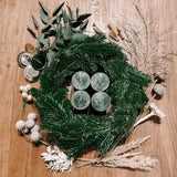Weihnachtsdekoration Trend 2022 Weihnachtskranz Adventskranz Dekoration selber machen DIY Weihnachtsgesteck modern 