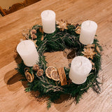 Weihnachtsdekoration Trend 2022 Weihnachtskranz Adventskranz Dekoration selber machen DIY Weihnachtsgesteck modern 