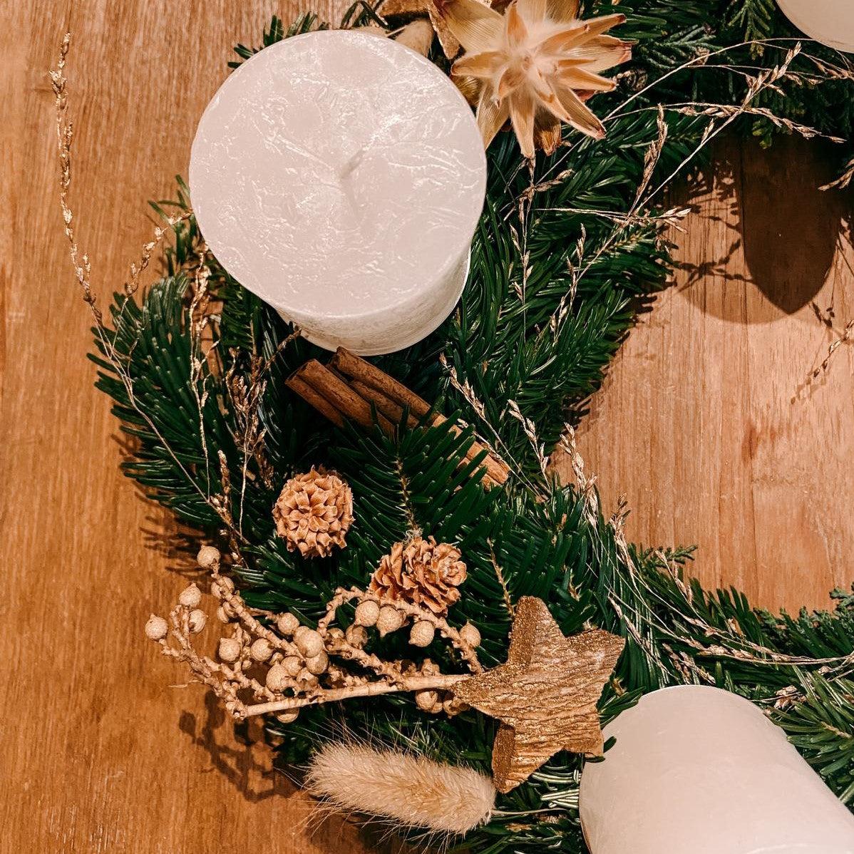 Weihnachtsdekoration Trend 2022 Weihnachtskranz Adventskranz Dekoration selber machen DIY Weihnachtsgesteck modern 