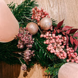 Weihnachtsdekoration Trend 2022 Weihnachtskranz Adventskranz Dekoration selber machen DIY Weihnachtsgesteck modern 